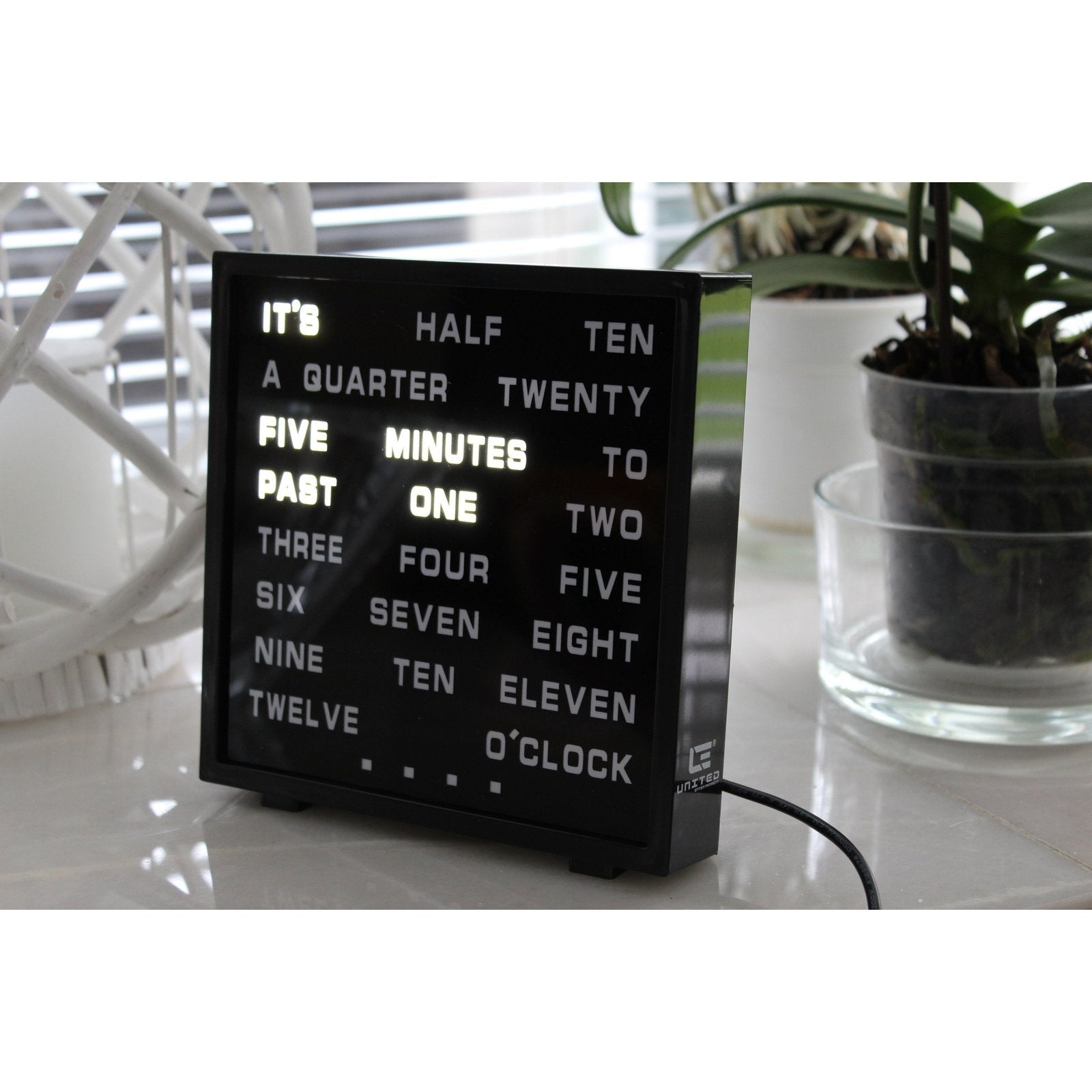 United Entertainment LED Word Clock - Engels 17x16,5 cm